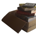 Toren van boeken van Amazon en een Kindle e-reader
